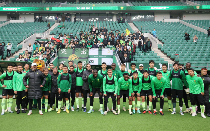  赛前训练开放日，球迷零距离接触球星