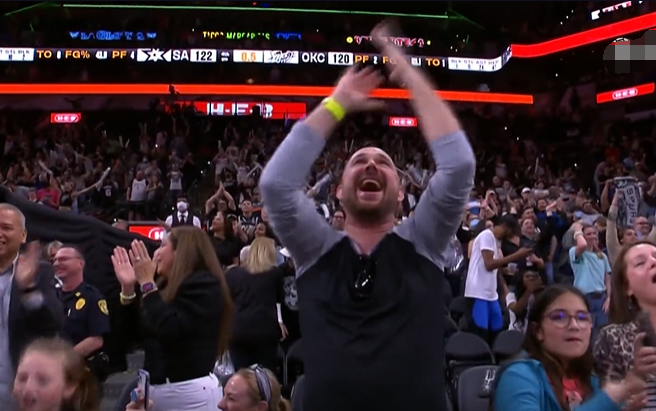  卡利亚里读秒绝杀，主场球迷沸腾庆祝  