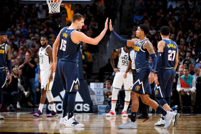  CBA焦点战上演精彩攻防对决