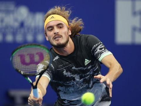  西西帕斯网前截击屡建奇功强势过关