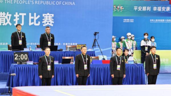  电竞裁判严格执裁，公平竞赛获赞誉