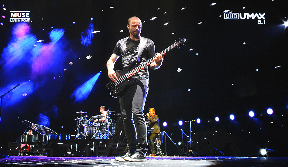  电竞解说激情澎湃点燃观赛热情