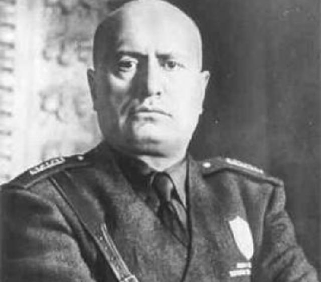  电竞团队默契配合铸就冠军奖杯