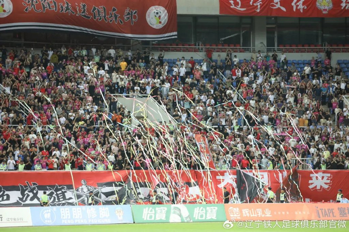  主场氛围助力腾飞，球迷助威声震屋瓦